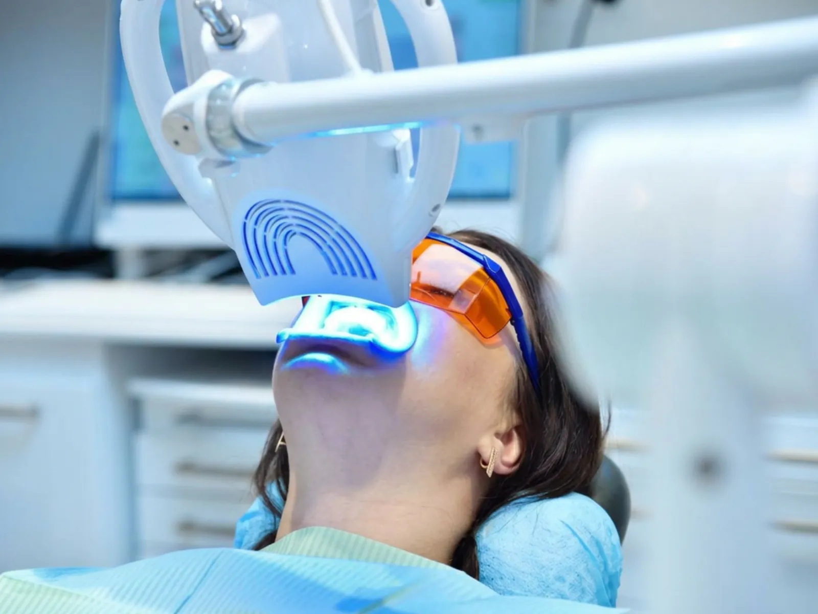 Albire dentară profesională la clinică - Hello Clinic Buzău