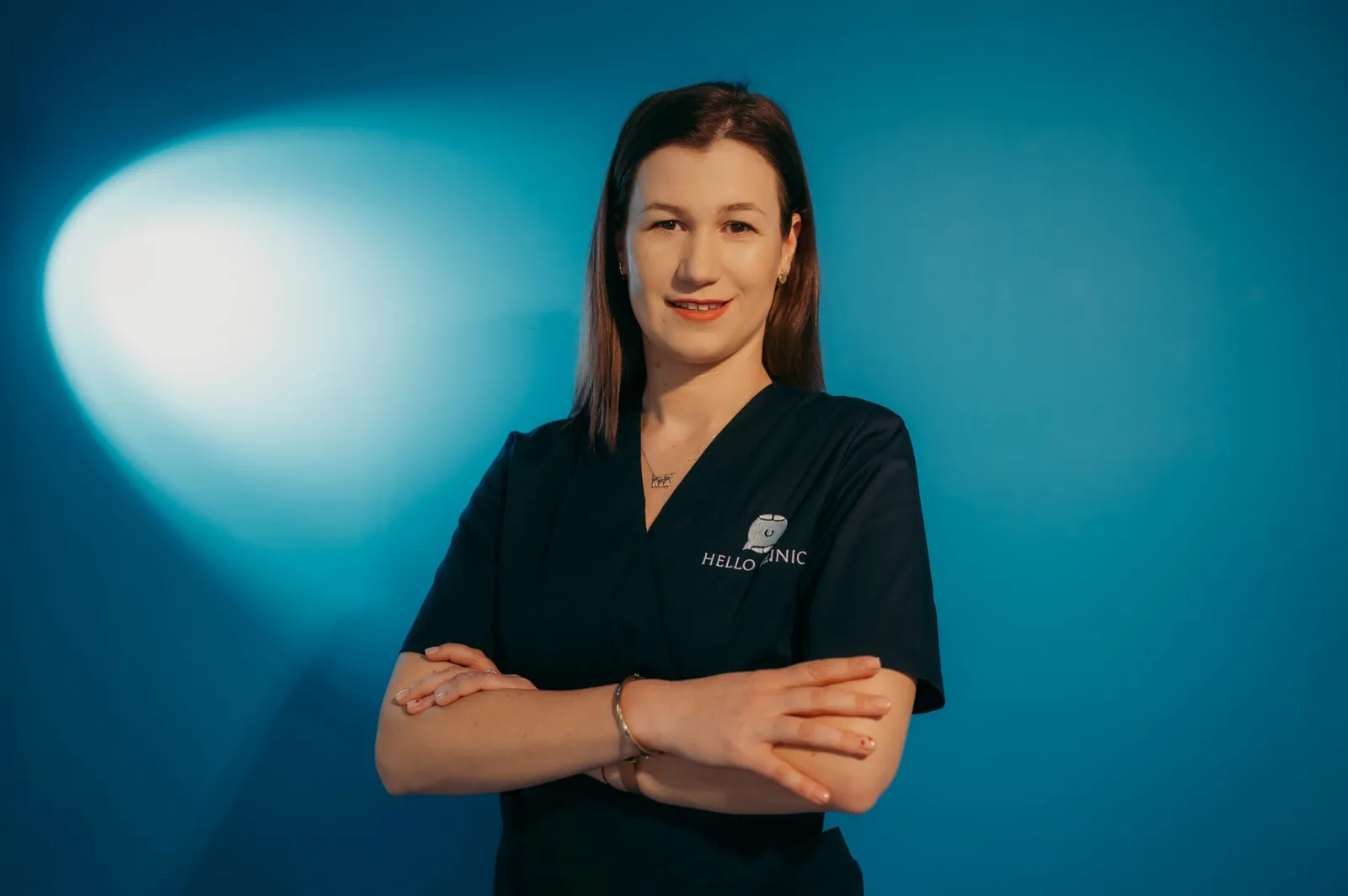 Medic Hello Clinic Buzău evaluând candidatura pentru albire