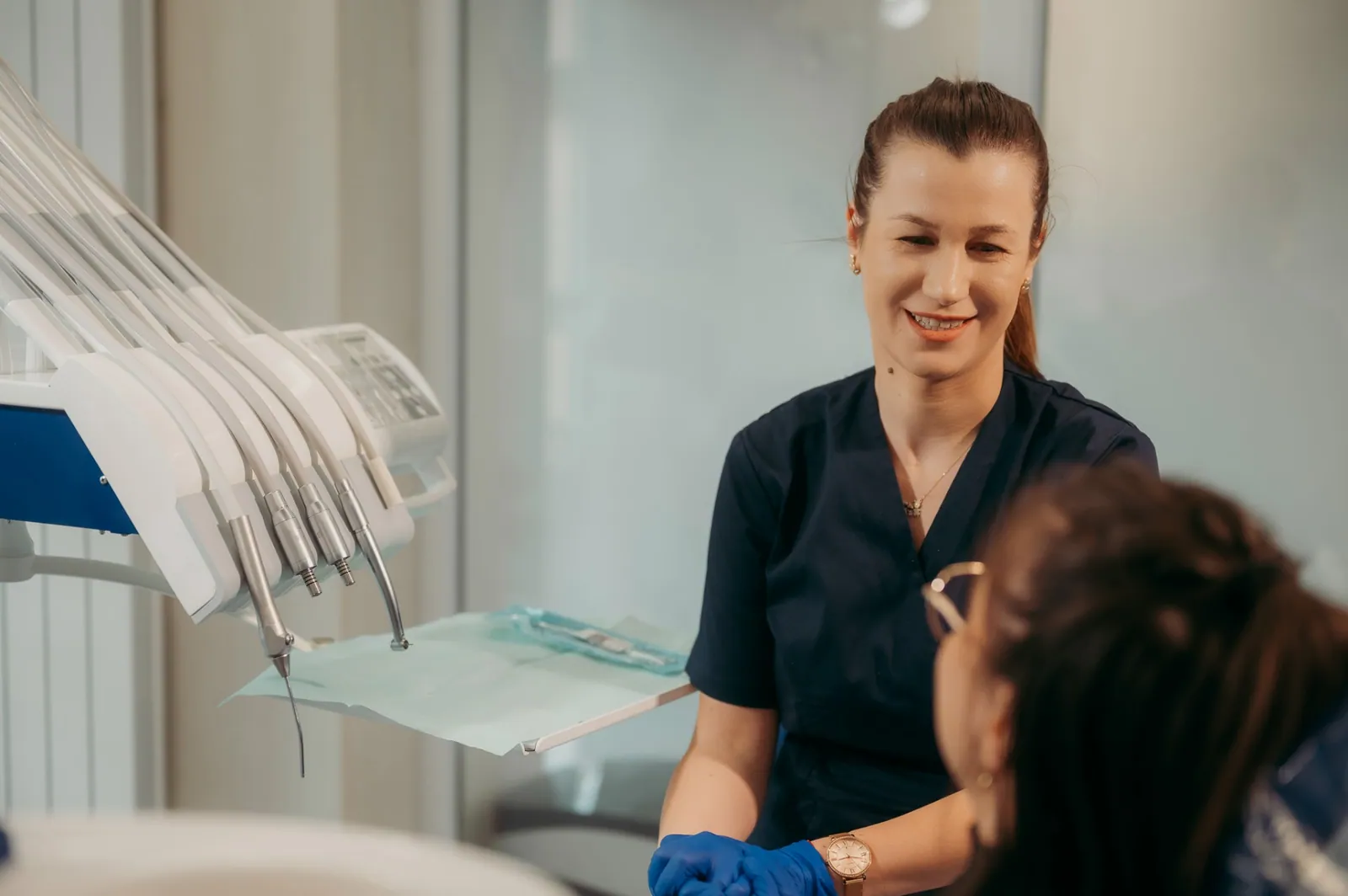 Medic Hello Clinic Buzău în consultație parodontologie
