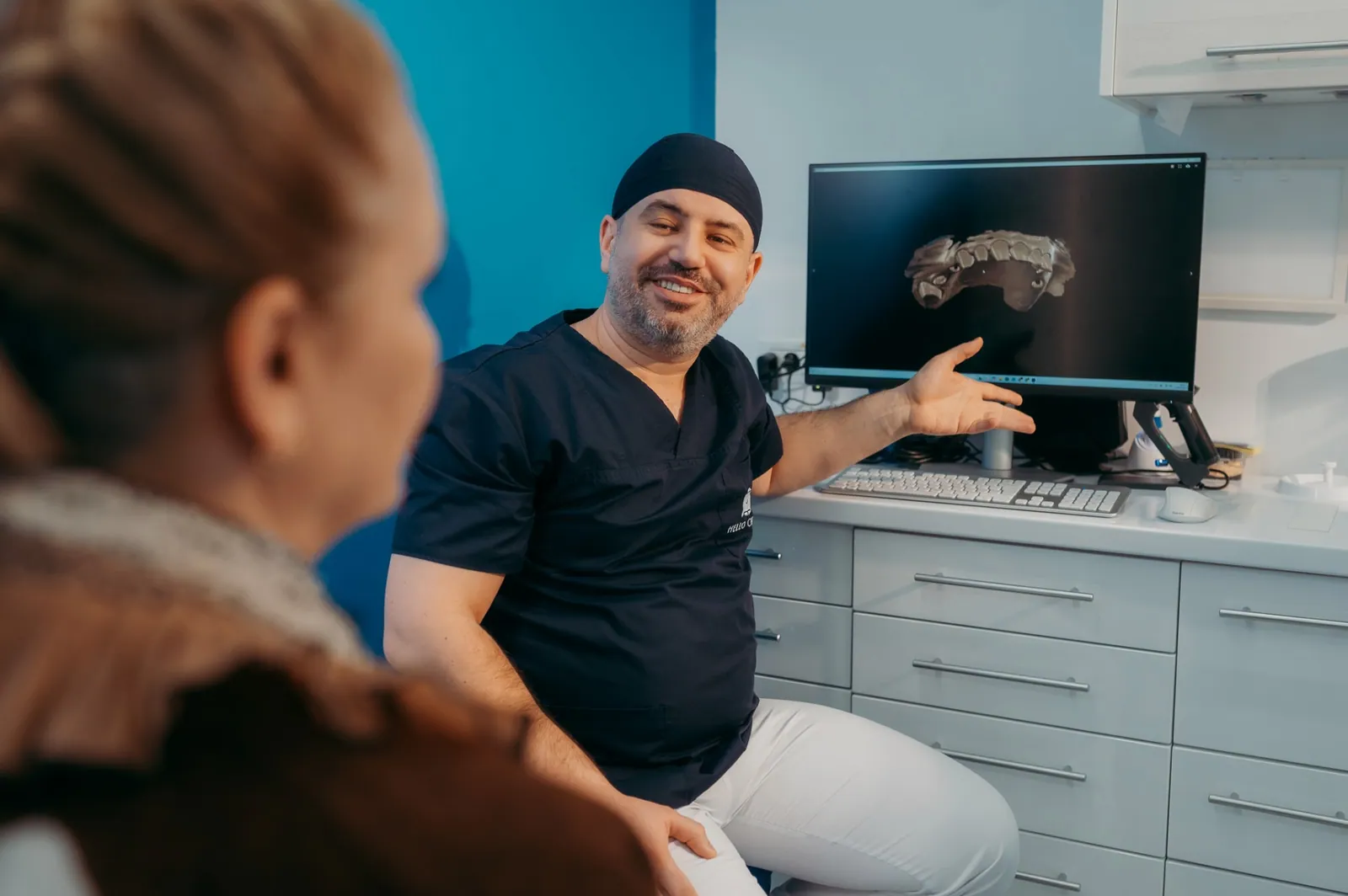 Medic și pacient la Hello Clinic Buzău - consultație parodontologie