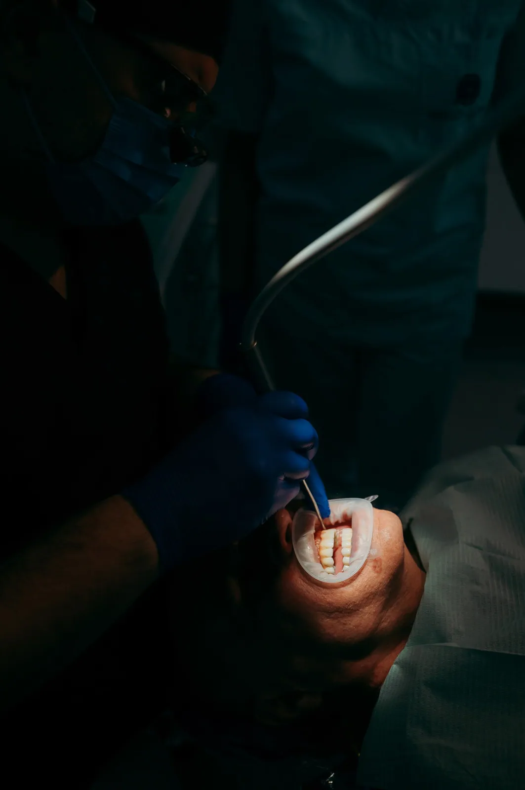 Medic Hello Clinic Buzău aplicând fațete dentare