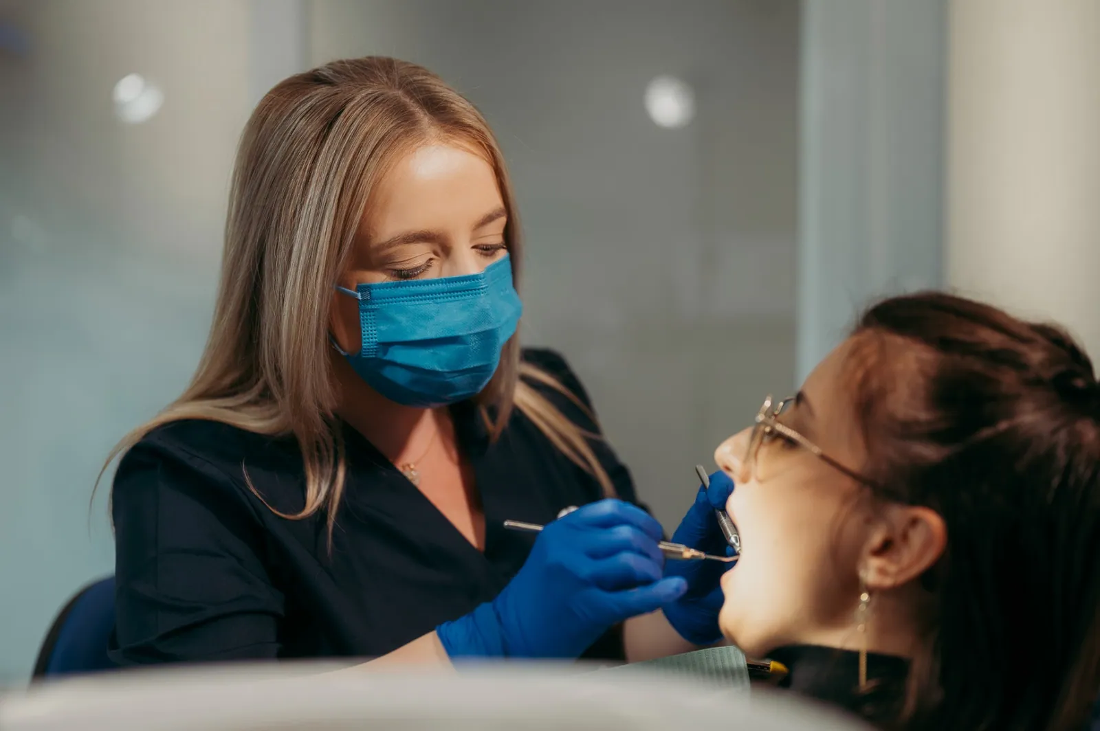 Parodontologie la Hello Clinic Buzău - consultație și evaluare gingivală