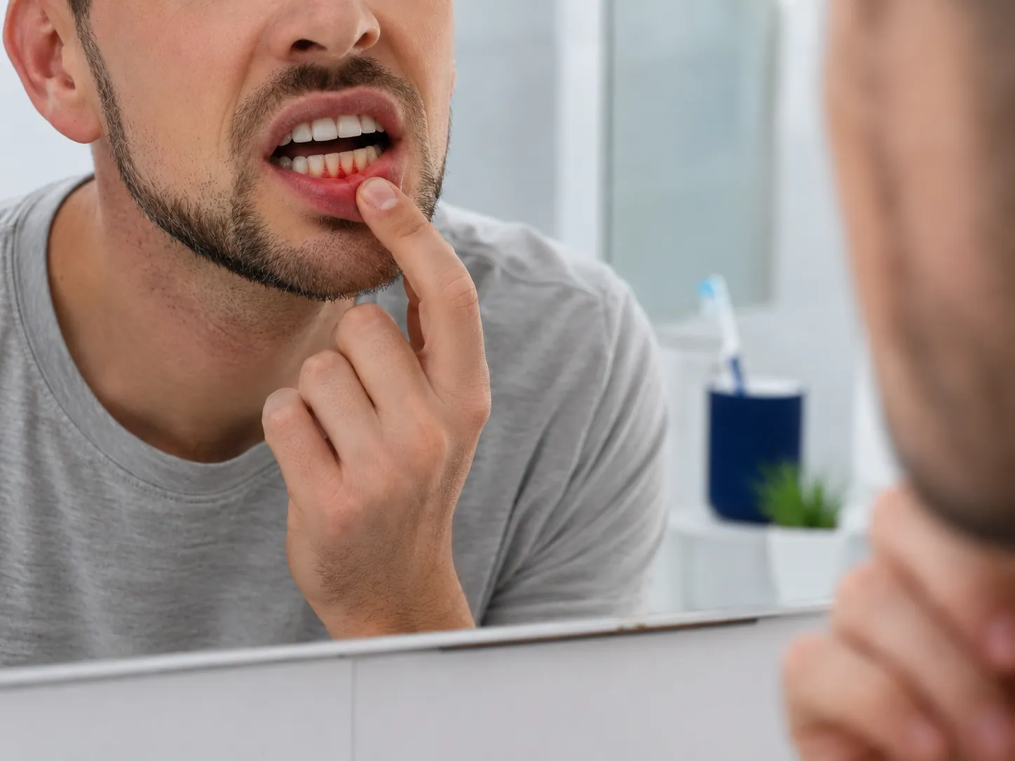 Gingii care sângerează la periaj: cauze și când să mergi la dentist