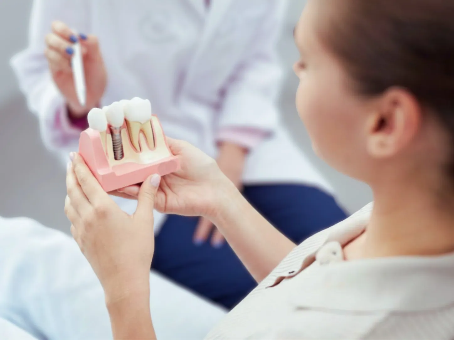 Dinte lipsă: ce se întâmplă dacă amâni tratamentul și când ai nevoie de implant dentar