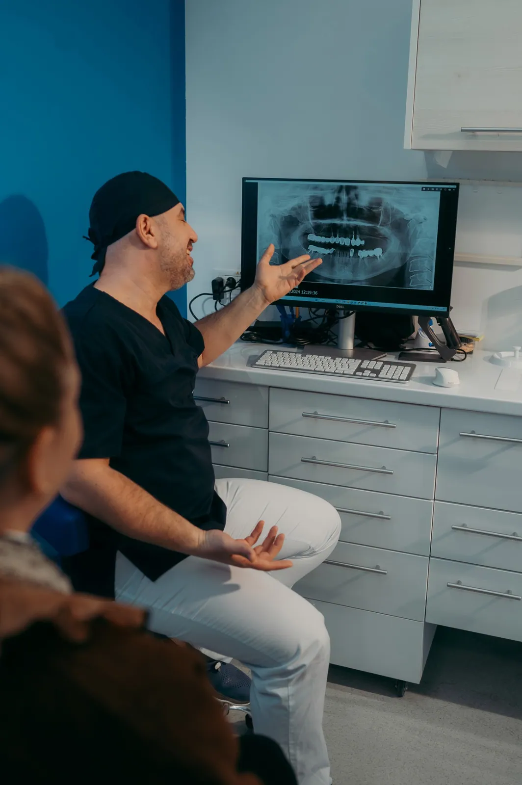 Medic Hello Clinic Buzău discută rezultatul radiografiei cu pacientul