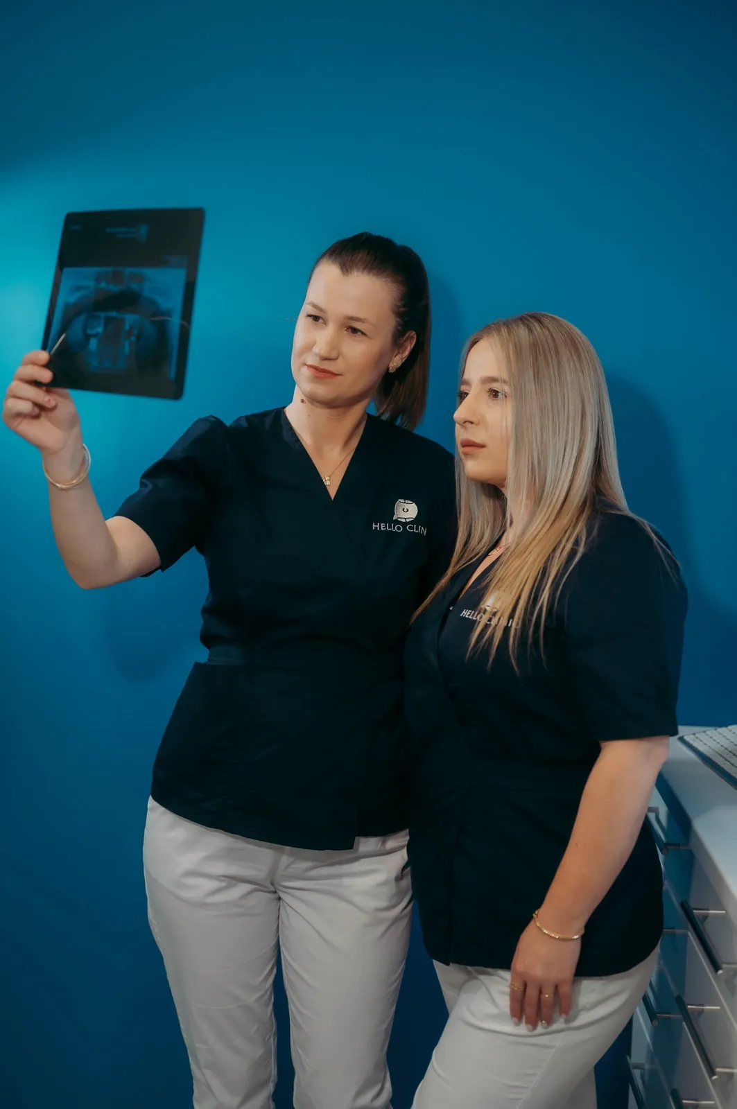 Echipa Hello Clinic Buzău analizând o radiografie