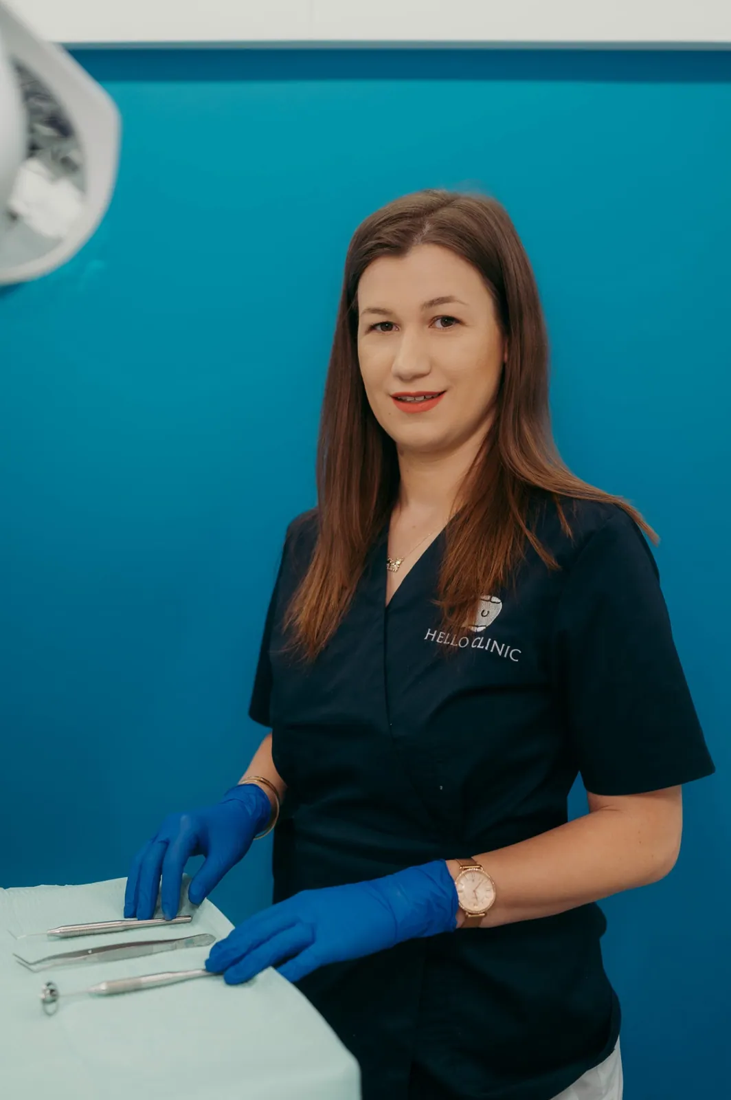 Medic Hello Clinic Buzău pregătind instrumentar pentru consultație