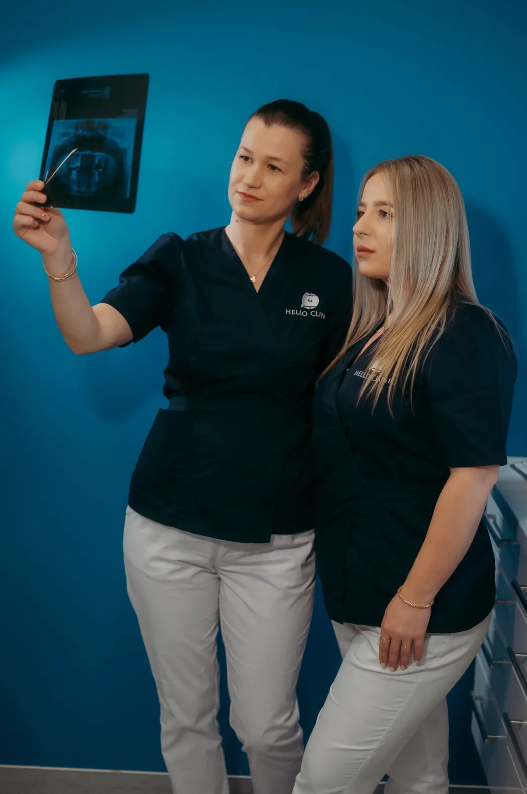 Echipa Hello Clinic Buzău analizând o radiografie