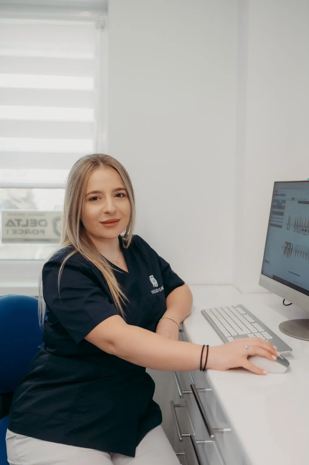Medic și copil la Hello Clinic Buzău - consultație pedodontică