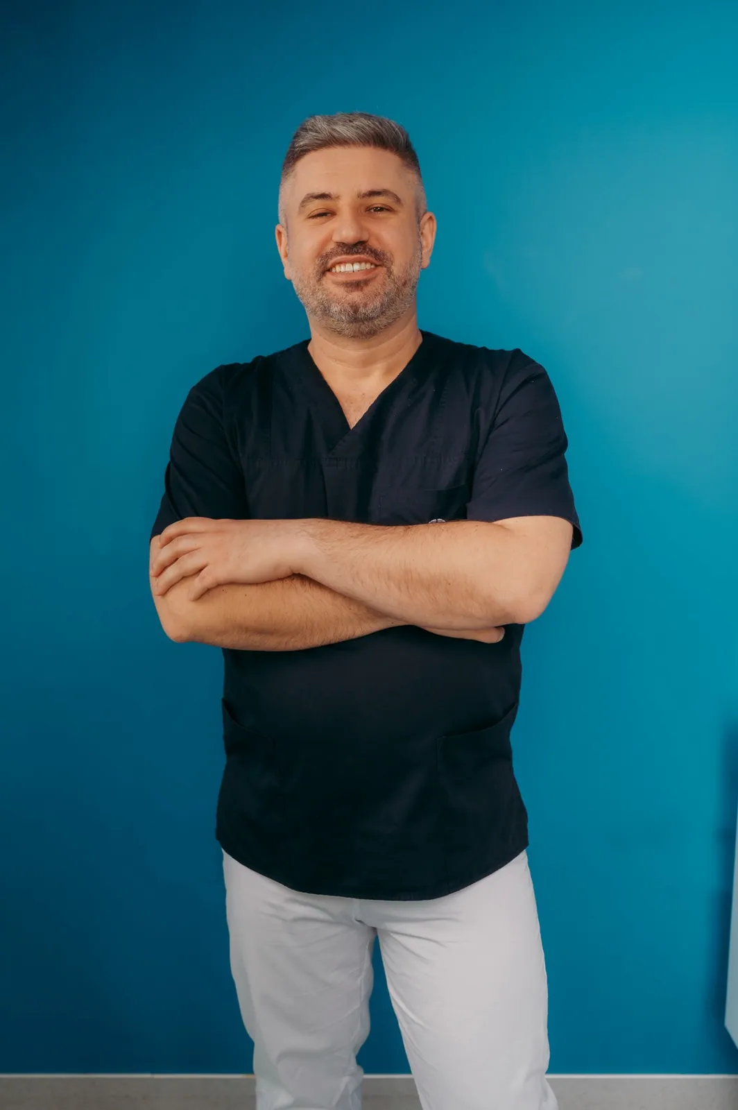 Medic Hello Clinic Buzău discutând planul de fațetare cu pacientul