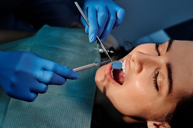 motive realizarea implant dentar